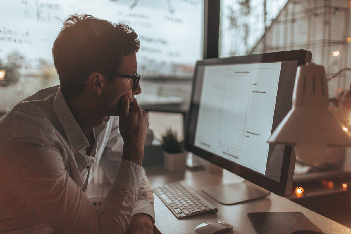 Mand der bruger blue light briller foran computeren